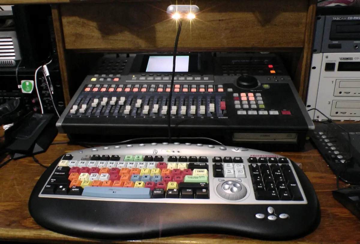 Station de montage vidéo avec clavier coloré dédié et enregistreur audio multipiste