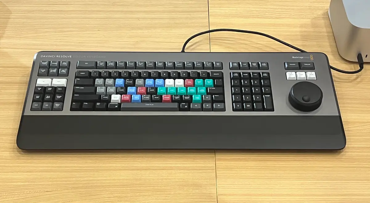Clavier dédié DaVinci Resolve Editor Keyboard de Blackmagic Design pour le montage vidéo